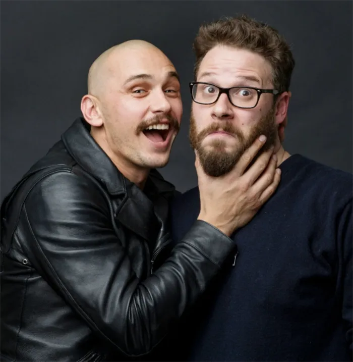 Лысый актер Джеймс Франко и его друг Сет Роген в очках.